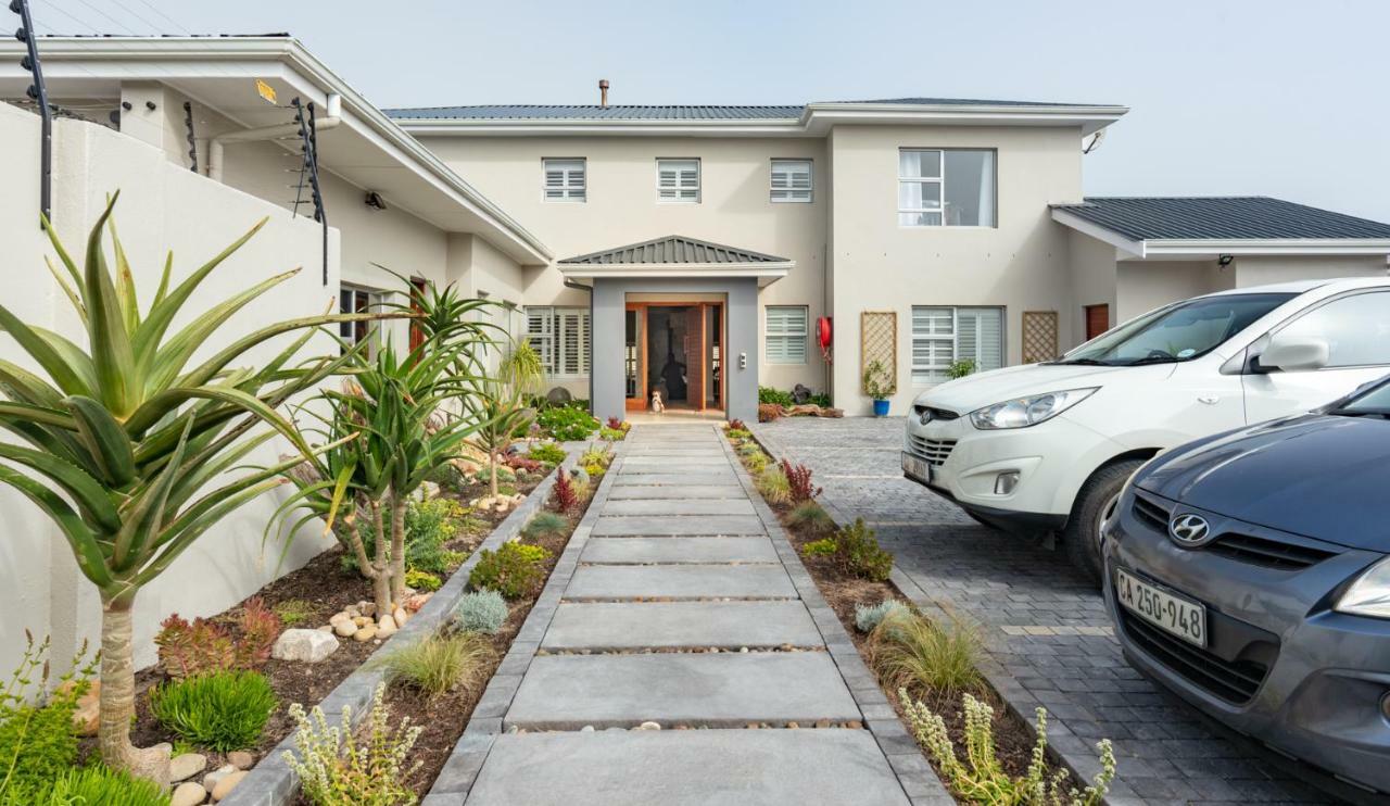 Bentley'S Guesthouse Bloubergstrand Exterior photo